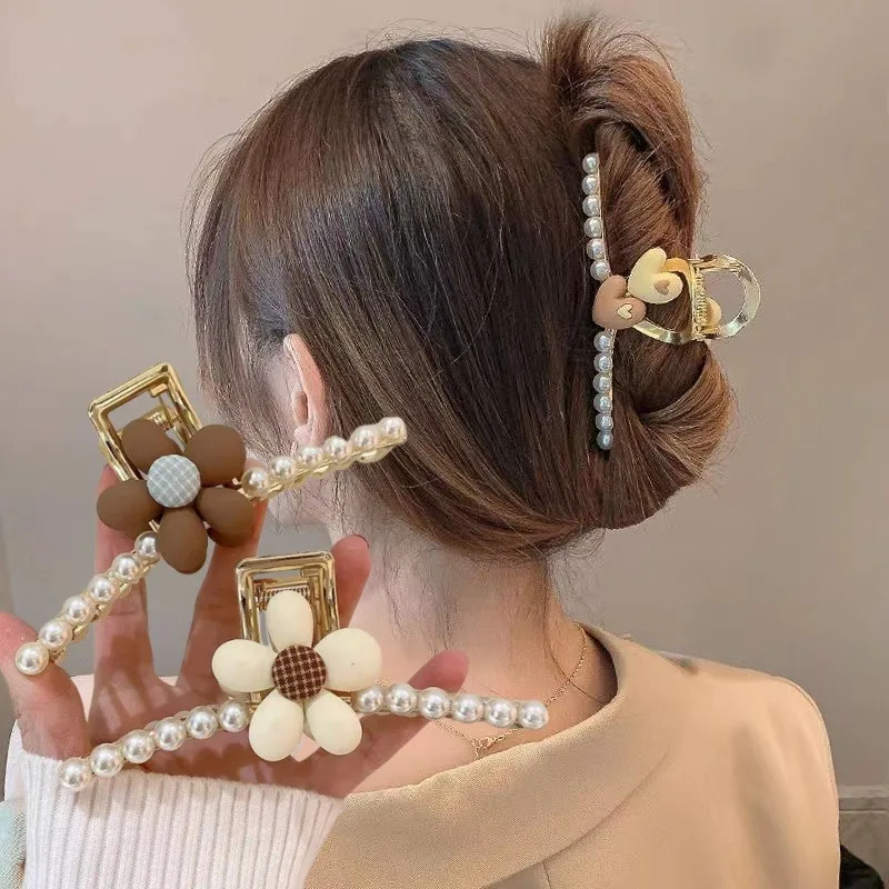 Large Shark Clip Hairpin Women's Luxury Pearl Hair Accessories Elegant Heart Flower Hair Card Clip Lightweight Brain Hair Claw
Large Shark Clip Hairpin Women's Luxury Pearl Hair Accessories Elegant Heart Flower Hair Card Clip Lightweight Brain Hair Claw