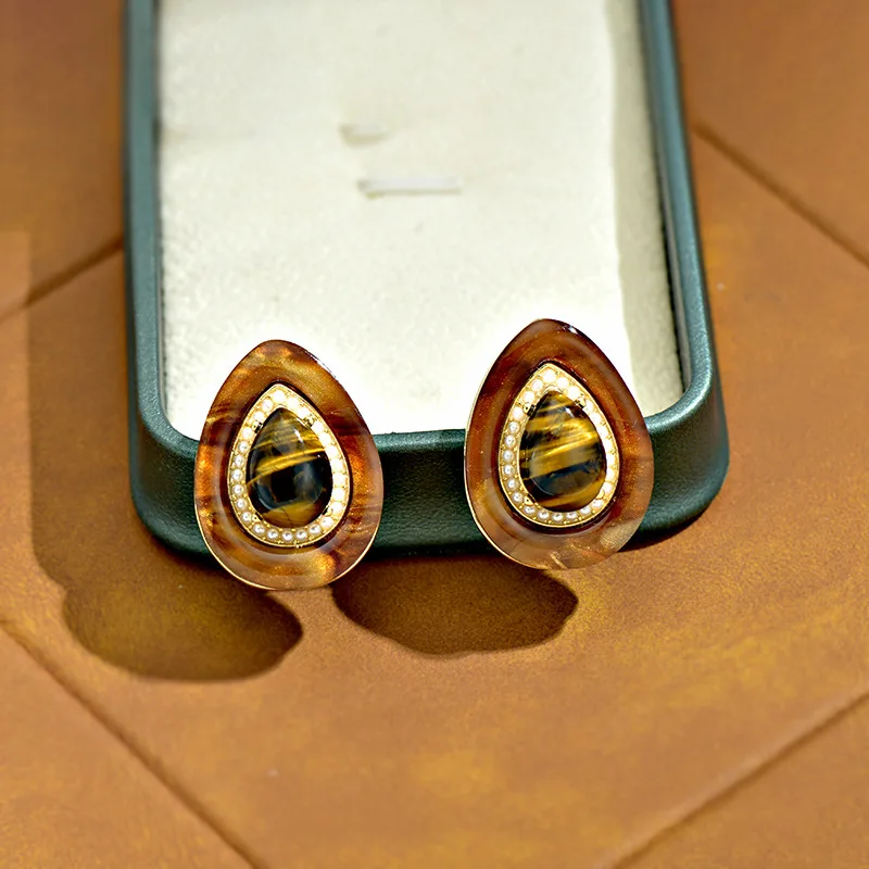 New minimalist, fashionable, unique and retro drop-shaped business casual earrings for women. Exquisite and elegant earrings.
New minimalist, fashionable, unique and retro drop-shaped business casual earrings for women. Exquisite and elegant earrings.