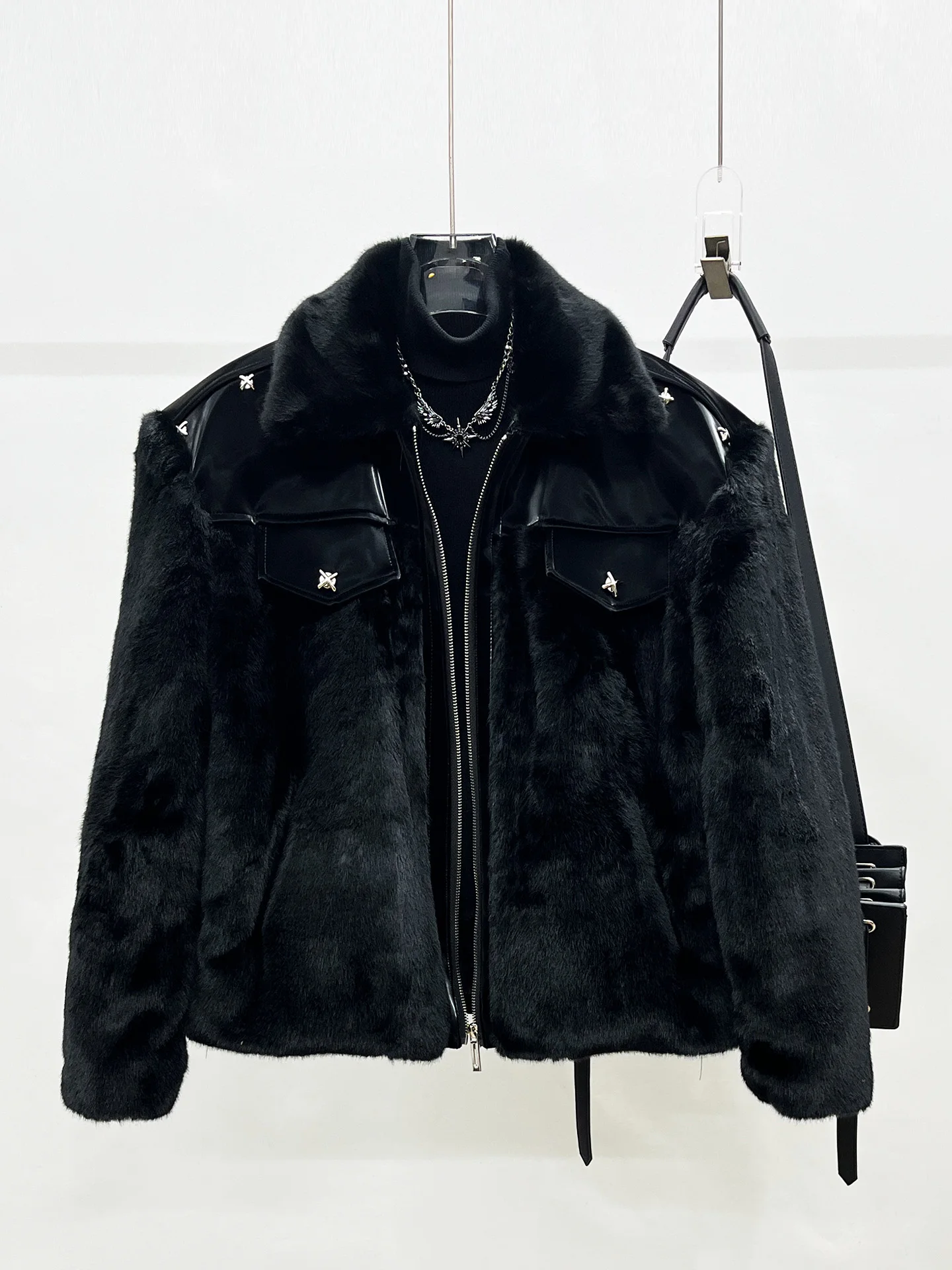 Winter Thiened Cotton Lined ort Jaet Men's Loose Fit Splicing Fur Coat Casual Sle Windproof Zipper Closure No Hat
Winter Thiened Cotton Lined ort Jaet Men's Loose Fit Splicing Fur Coat Casual Sle Windproof Zipper Closure No Hat
