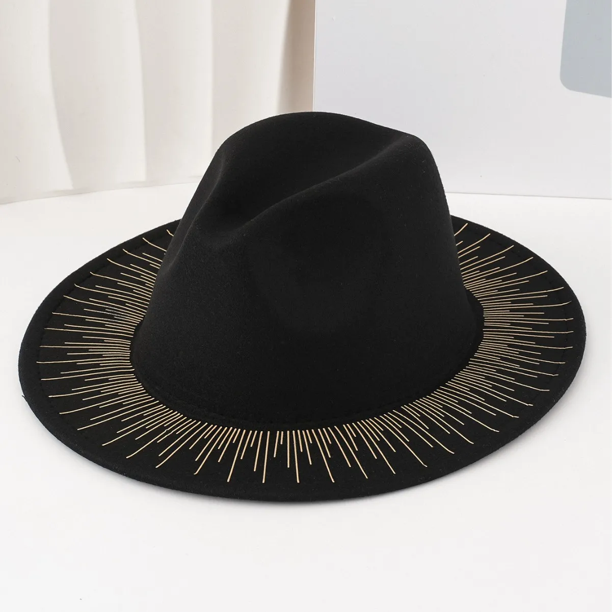 Женская всесезонная элегантная федора — шляпа из искусственной замши для повседневного ношения (56–58 см) с позолоченными линиями и топом в форме сердца
Женская всесезонная элегантная федора — шляпа из искусственной замши для повседневного ношения (56–58 см) с позолоченными линиями и топом в форме сердца