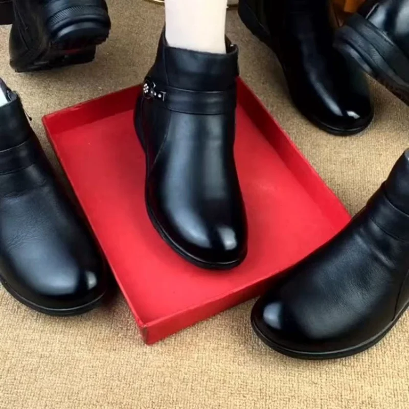 Женские осенне-зимние новые утолщенные теплые удобные ботинки для мам из мягкой кожи с круглым носком на плоской подошве
Женские осенне-зимние новые утолщенные теплые удобные ботинки для мам из мягкой кожи с круглым носком на плоской подошве