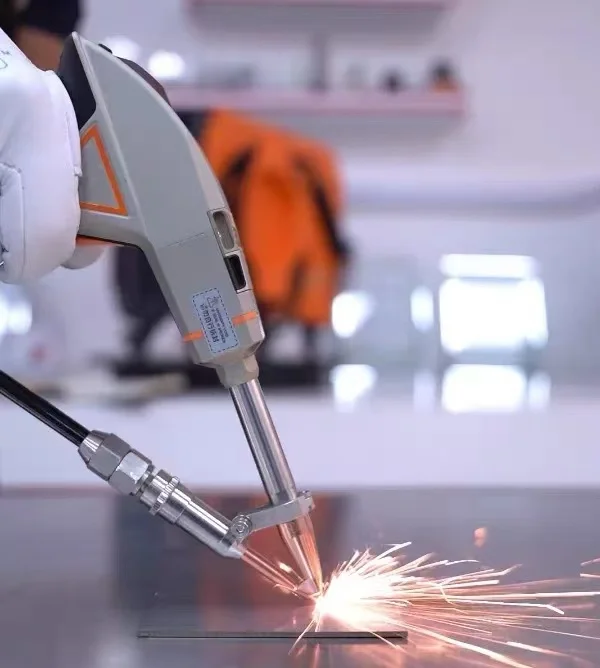 Лазерный сварочный аппарат 1500 Вт для металла, портативный лазерный сварочный аппарат для ручной сварки металла, волоконный лазерный сварочный аппарат с воздушным охлаждением
Лазерный сварочный аппарат 1500 Вт для металла, портативный лазерный сварочный аппарат для ручной сварки металла, волоконный лазерный сварочный аппарат с воздушным охлаждением