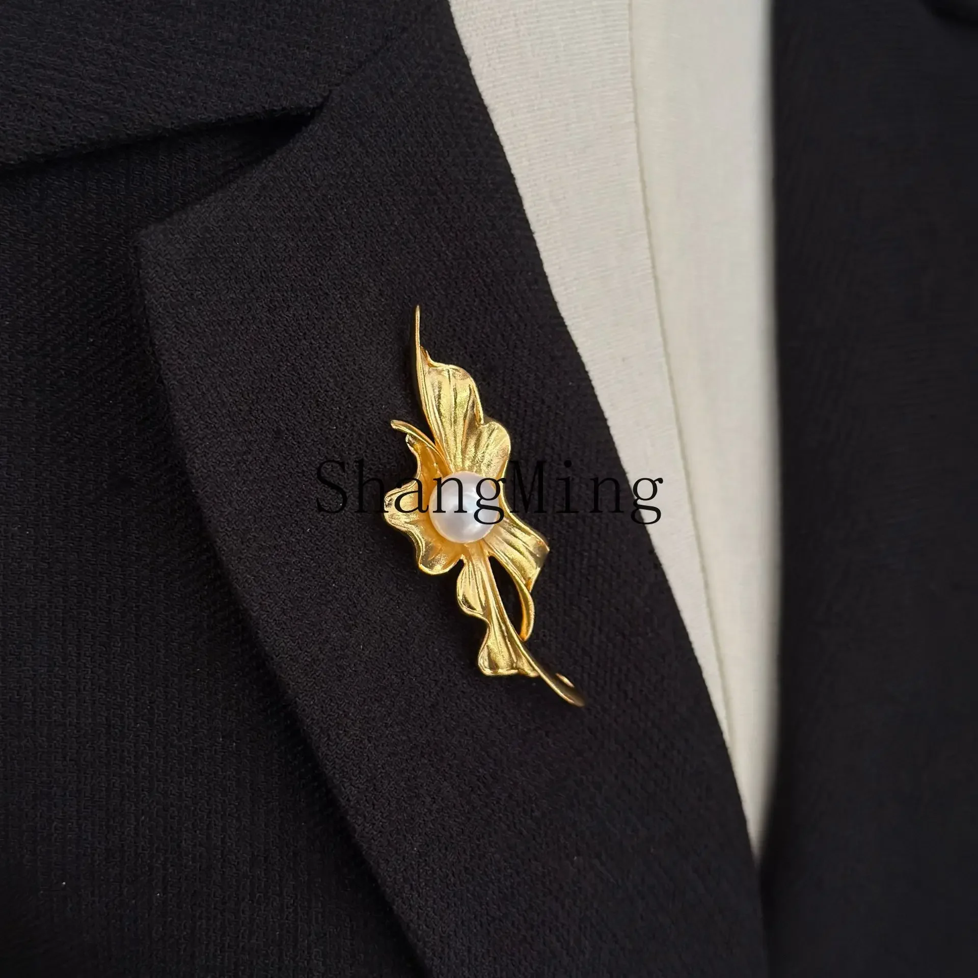 CLL Dove flower, high-quality freshwater pearl brooch, simple flower design, light luxury, high-end corsage
CLL Dove flower, high-quality freshwater pearl brooch, simple flower design, light luxury, high-end corsage