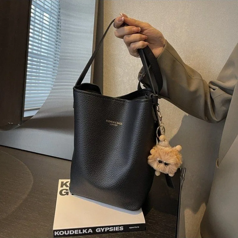 Fashion Vintage Leather Messenger Bag High End Paris Designer Look Casual Simple Tote Bag Elegant Crossbody Practical
Fashion Vintage Leather Messenger Bag High End Paris Designer Look Casual Simple Tote Bag Elegant Crossbody Practical
