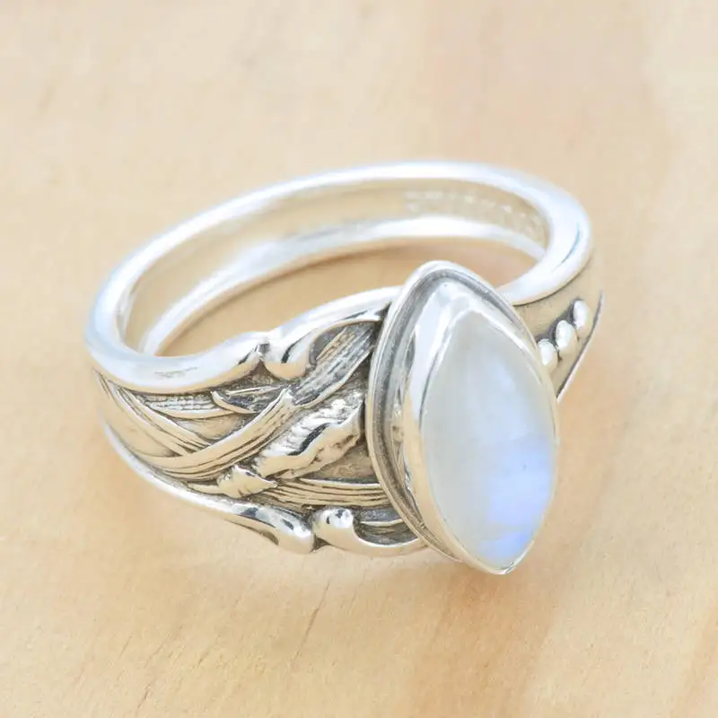 Vintage Inlaid Imitation Moonstone Women's Ring Ethnic Silver Color Hand Carving Daily Wear Party Jewelry Anniversary Gift
Vintage Inlaid Imitation Moonstone Women's Ring Ethnic Silver Color Hand Carving Daily Wear Party Jewelry Anniversary Gift