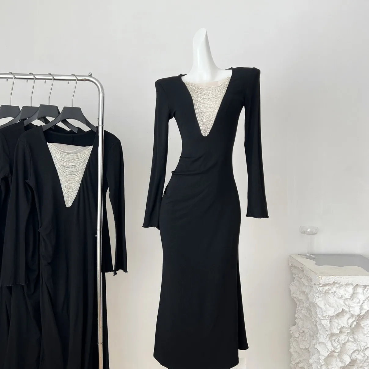 Новое женское платье-футляр из бархата с глубоким V-образным вырезом, длинными рукавами, завышенной талией и плиссировкой, осенне-зимняя коллекция.
Новое женское платье-футляр из бархата с глубоким V-образным вырезом, длинными рукавами, завышенной талией и плиссировкой, осенне-зимняя коллекция.