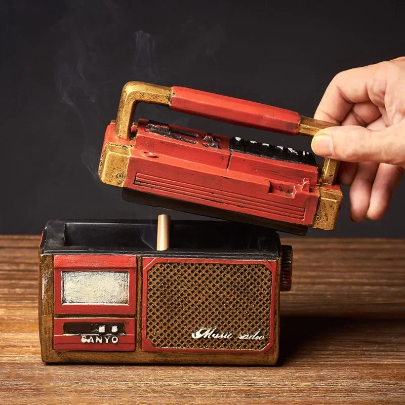 American Light Luxury Retro Radio Styling with Lid Ashtrays Creative Portable Home Living Room Fly Ash Prevention Office Ashtray
American Light Luxury Retro Radio Styling with Lid Ashtrays Creative Portable Home Living Room Fly Ash Prevention Office Ashtray