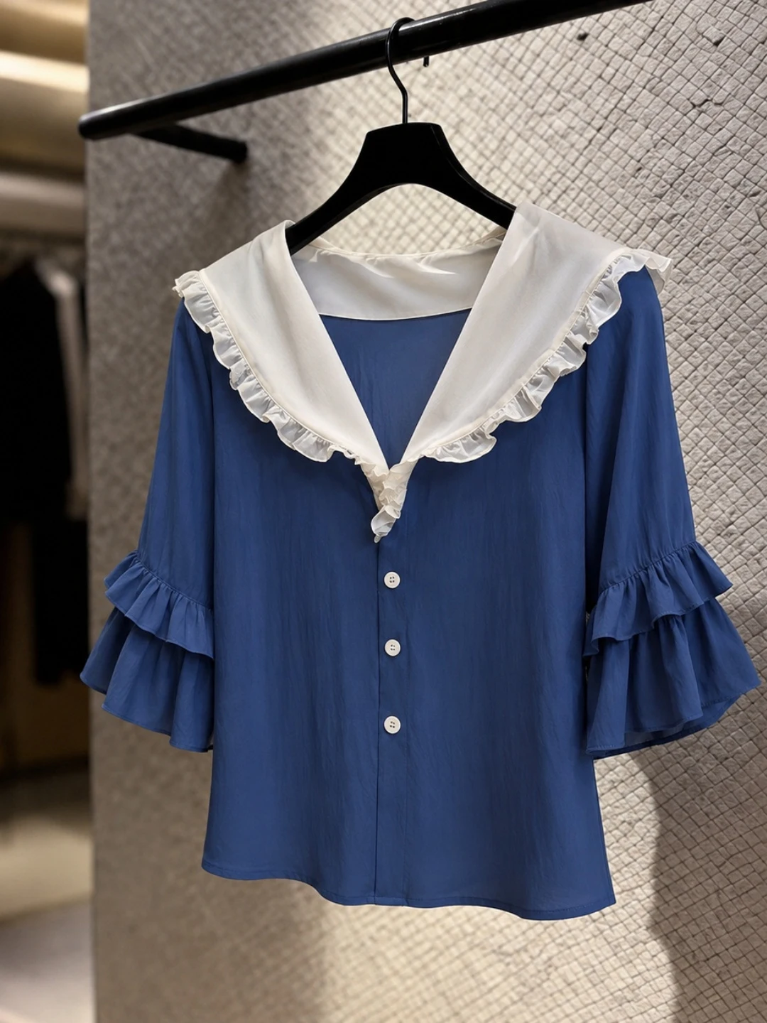 Elegant V-Neck Shirt Gentle Style Fashionable Age-Defying Summer High-End Feeling Women's Top Korean Loose Fit Commute Style
Elegant V-Neck Shirt Gentle Style Fashionable Age-Defying Summer High-End Feeling Women's Top Korean Loose Fit Commute Style