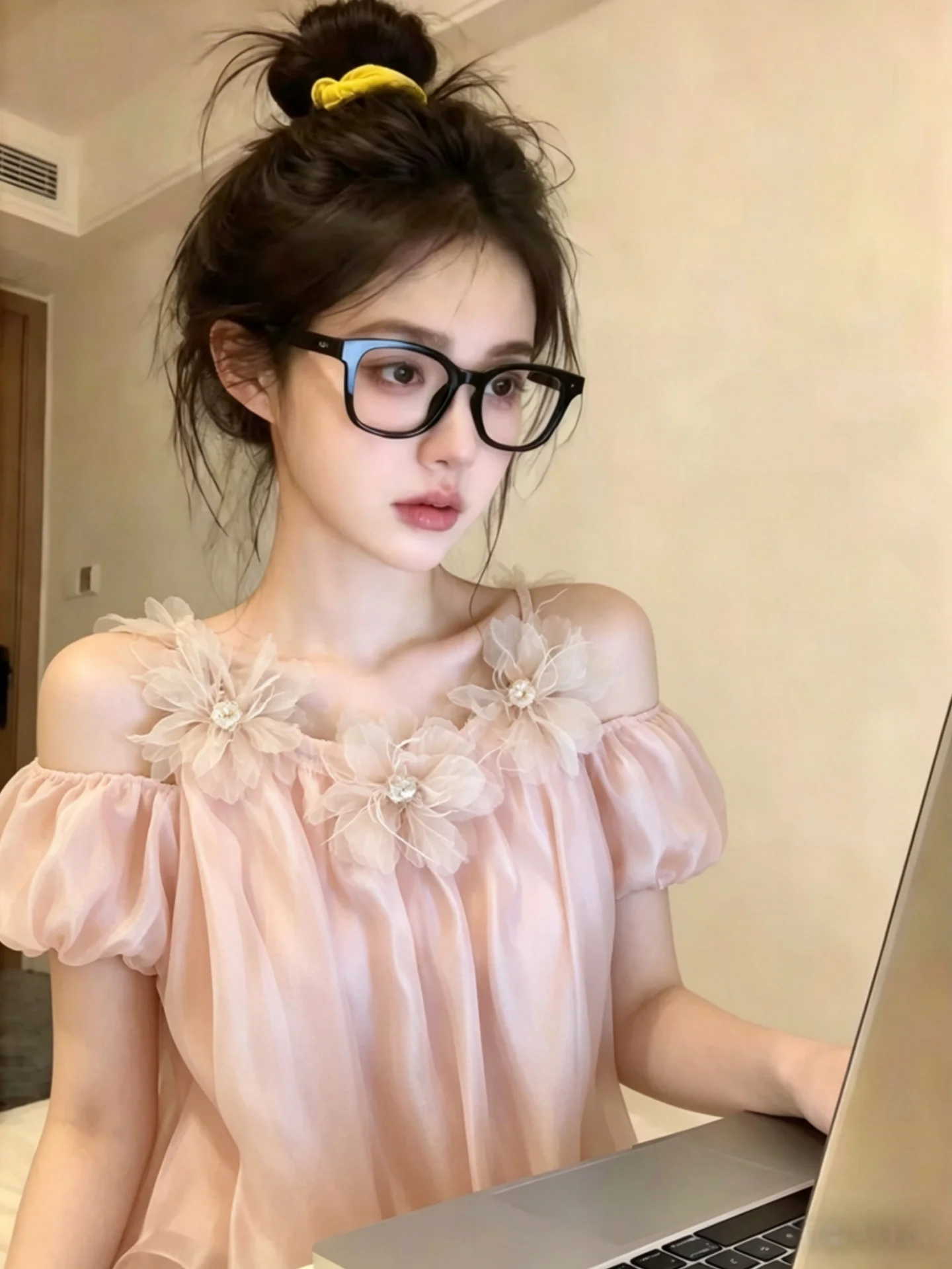 Sweet And Spicy Summer Style Women's Chiffon Strap Top with 3D Flower Design Sexy Shoulder Bared Super Fairy-Like Blouse
Sweet And Spicy Summer Style Women's Chiffon Strap Top with 3D Flower Design Sexy Shoulder Bared Super Fairy-Like Blouse