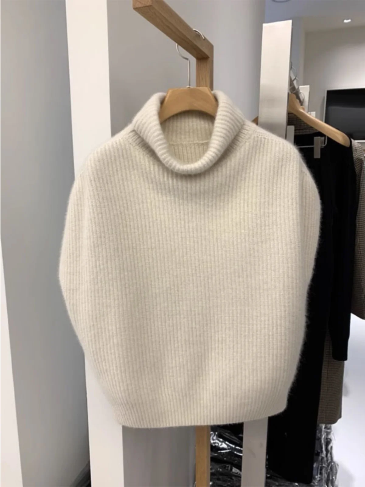 Dongda Gate Spring 2026 New Faion Pure Color High Collar Loose Knitted Vest Women's Sweater Vest Original Design High Ne ...
Dongda Gate Spring 2026 New Faion Pure Color High Collar Loose Knitted Vest Women's Sweater Vest Original Design High Ne ...