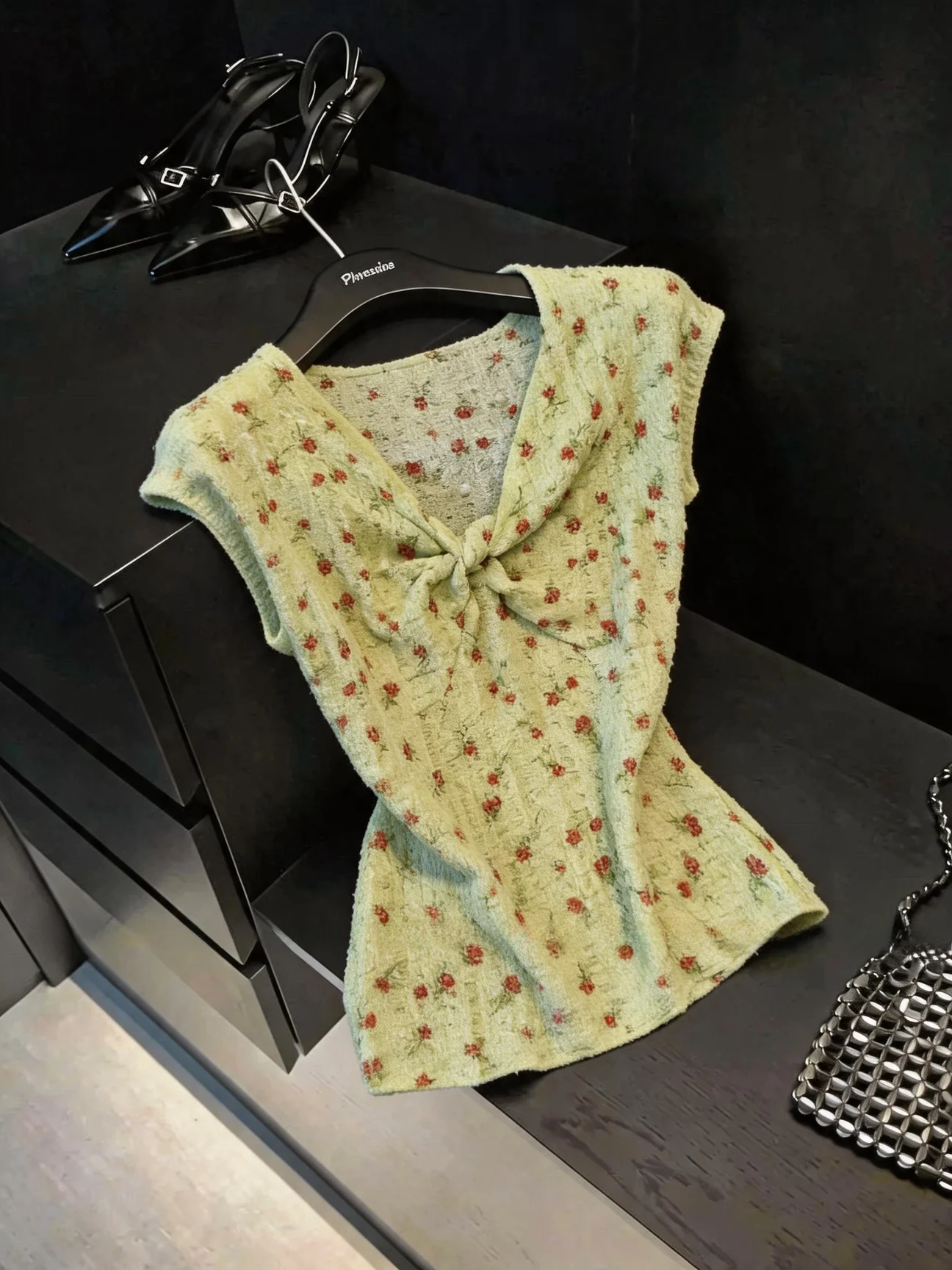 Mint Green Floral Print Pleated V-Neck Twist Texture Sensation Small Flying Sleeve Vest Top Summer Women's Knitted Wear
Mint Green Floral Print Pleated V-Neck Twist Texture Sensation Small Flying Sleeve Vest Top Summer Women's Knitted Wear