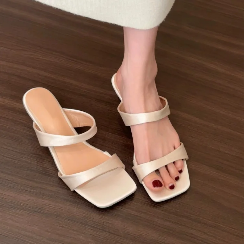 Элегантные французские летние тапочки в сочетании с босоножками на танкетке с одним ремешком для верхней одежды, стильные шлепанцы с юбкой
Элегантные французские летние тапочки в сочетании с босоножками на танкетке с одним ремешком для верхней одежды, стильные шлепанцы с юбкой