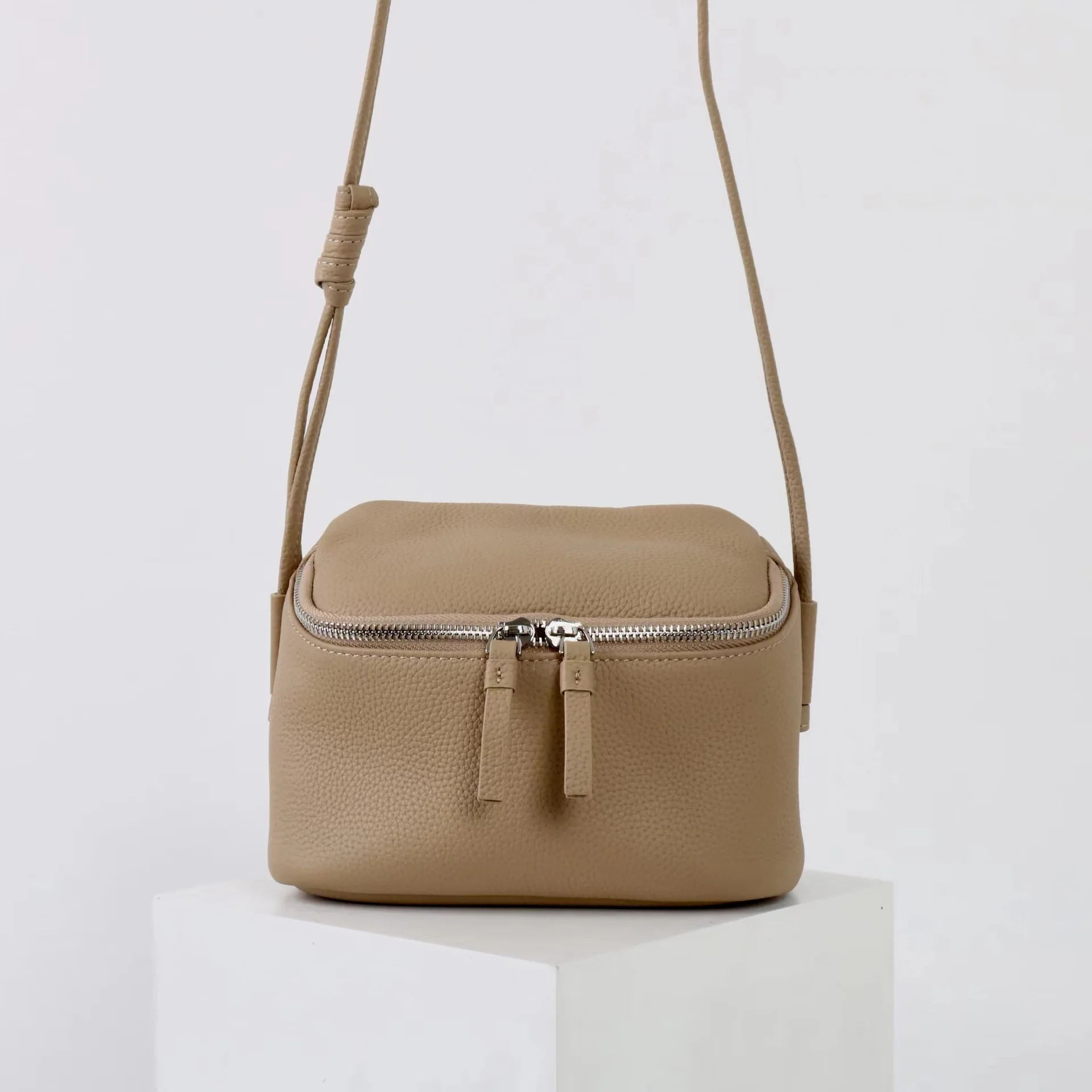 Новинка 2023 года, универсальный нишевый дизайн первого слоя из воловьей кожи, когда простая сумка-подушка, кожаная сумка-коробка, сумка-мессенджер, модная девушка
Новинка 2023 года, универсальный нишевый дизайн первого слоя из воловьей кожи, когда простая сумка-подушка, кожаная сумка-коробка, сумка-мессенджер, модная девушка