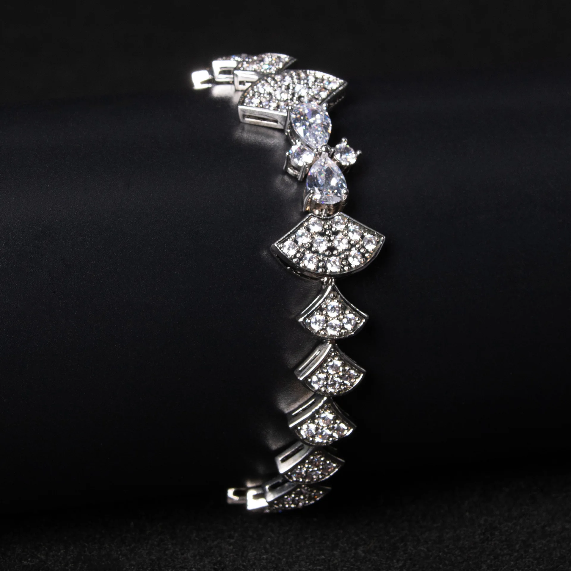 HIBRIDE New Luxury Premium Scalloped Bracelet Women's Jewellery Set Dress Daily Dinner Holiday Prom Gift Party Accessories B43
HIBRIDE New Luxury Premium Scalloped Bracelet Women's Jewellery Set Dress Daily Dinner Holiday Prom Gift Party Accessories B43