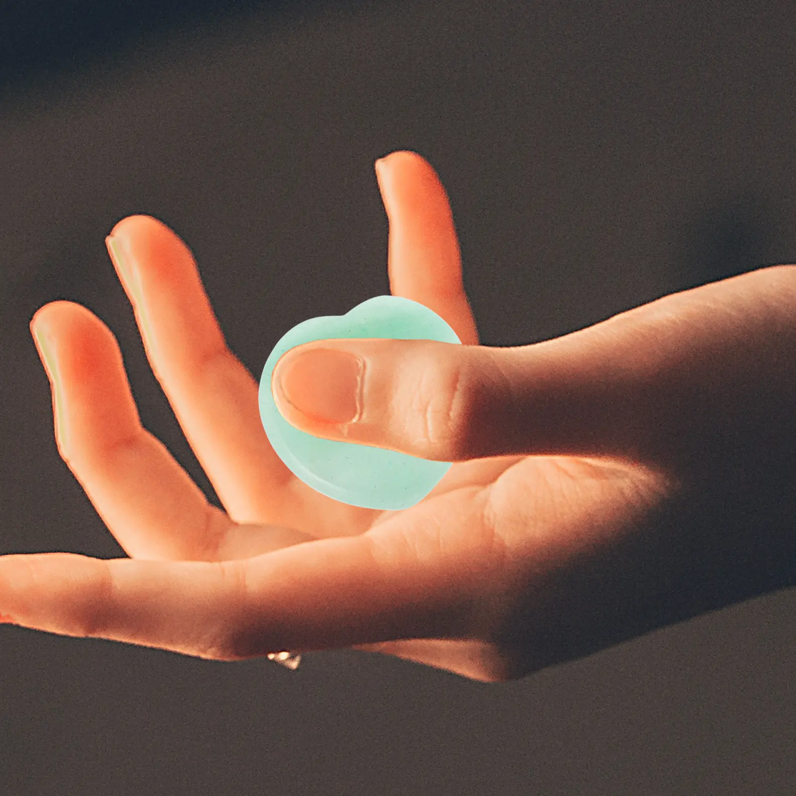 Миниатюрный натуральный камень для расслабления, портативный массажный камень для пальцев, гладкий кристалл в форме сердца для подарков и домашнего декора
Миниатюрный натуральный камень для расслабления, портативный массажный камень для пальцев, гладкий кристалл в форме сердца для подарков и домашнего декора