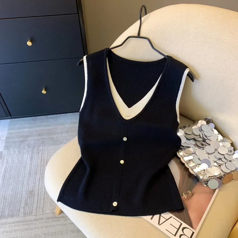 Unique V-Neck Single-Buckled Sleeveless Vest Women's Summer New Style Elegant Fashionable Top Tagless Fake Two-Piece
Unique V-Neck Single-Buckled Sleeveless Vest Women's Summer New Style Elegant Fashionable Top Tagless Fake Two-Piece