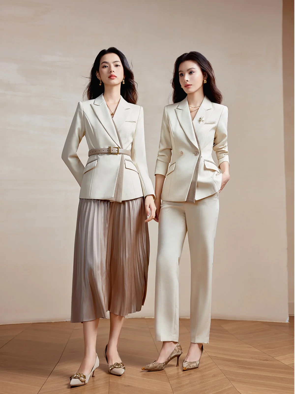 Женский деловой костюм для работы и повседневной носки, бежевый, с пэчворком, элегантный, профессиональный, весна 2026, с длинным рукавом, на одной пуговице, однотонный
Женский деловой костюм для работы и повседневной носки, бежевый, с пэчворком, элегантный, профессиональный, весна 2026, с длинным рукавом, на одной пуговице, однотонный