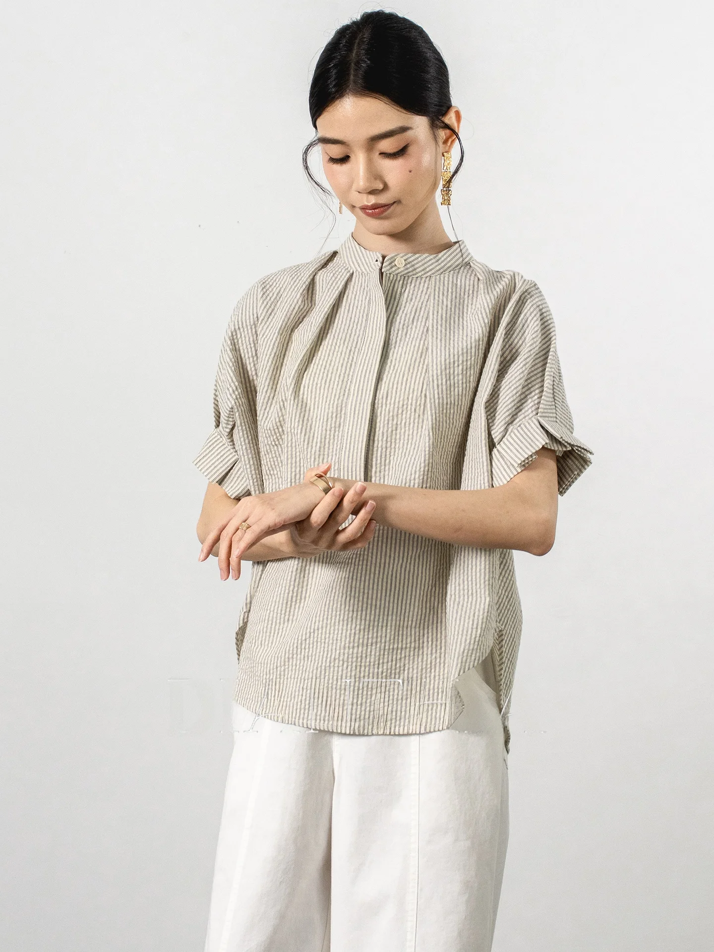 DianThia Women's Stripe Stand Collar Short Sleeve Shirt Loose Taffeta Summer Casual Fashionable Lightweight Luxury Shirt
DianThia Women's Stripe Stand Collar Short Sleeve Shirt Loose Taffeta Summer Casual Fashionable Lightweight Luxury Shirt