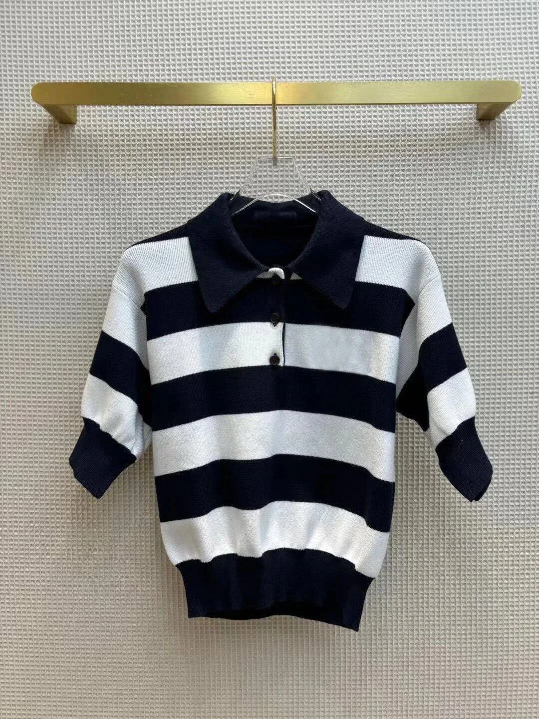 2024 New Fashion Summer Black White Stripes Pattern Knitted T-shirt Women Lapel Short Sleeve Casual Tops
2024 New Fashion Summer Black White Stripes Pattern Knitted T-shirt Women Lapel Short Sleeve Casual Tops