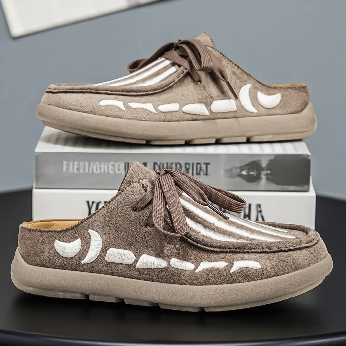 British Retro One-Slip Closed Toe Half Slippers, Men's Soft Sole Suede Casual Shoes, Outdoor Comfortable Slip-On Slippers
British Retro One-Slip Closed Toe Half Slippers, Men's Soft Sole Suede Casual Shoes, Outdoor Comfortable Slip-On Slippers