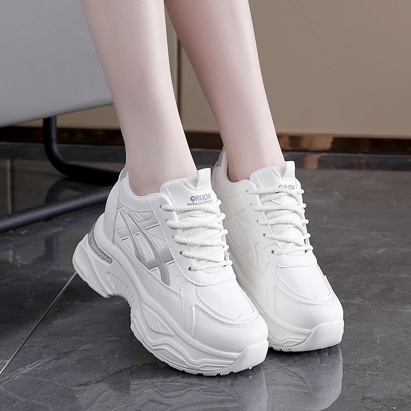 Женские модные кроссовки в стиле «папины туфли» с кожаным верхом и толстой подошвой, повседневные спортивные туфли для весны и осени, новый стиль, удобные и легкие
Женские модные кроссовки в стиле «папины туфли» с кожаным верхом и толстой подошвой, повседневные спортивные туфли для весны и осени, новый стиль, удобные и легкие