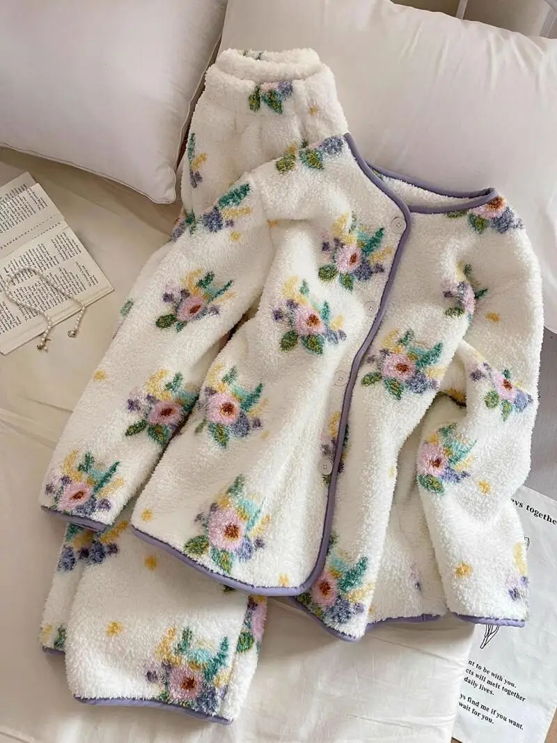 Женские пижамы в корейском стиле из кораллового флиса, осень-зима, утепленная флисовая подкладка, сохраняющая тепло, милая новая модель домашней одежды с цветочным принтом
Женские пижамы в корейском стиле из кораллового флиса, осень-зима, утепленная флисовая подкладка, сохраняющая тепло, милая новая модель домашней одежды с цветочным принтом