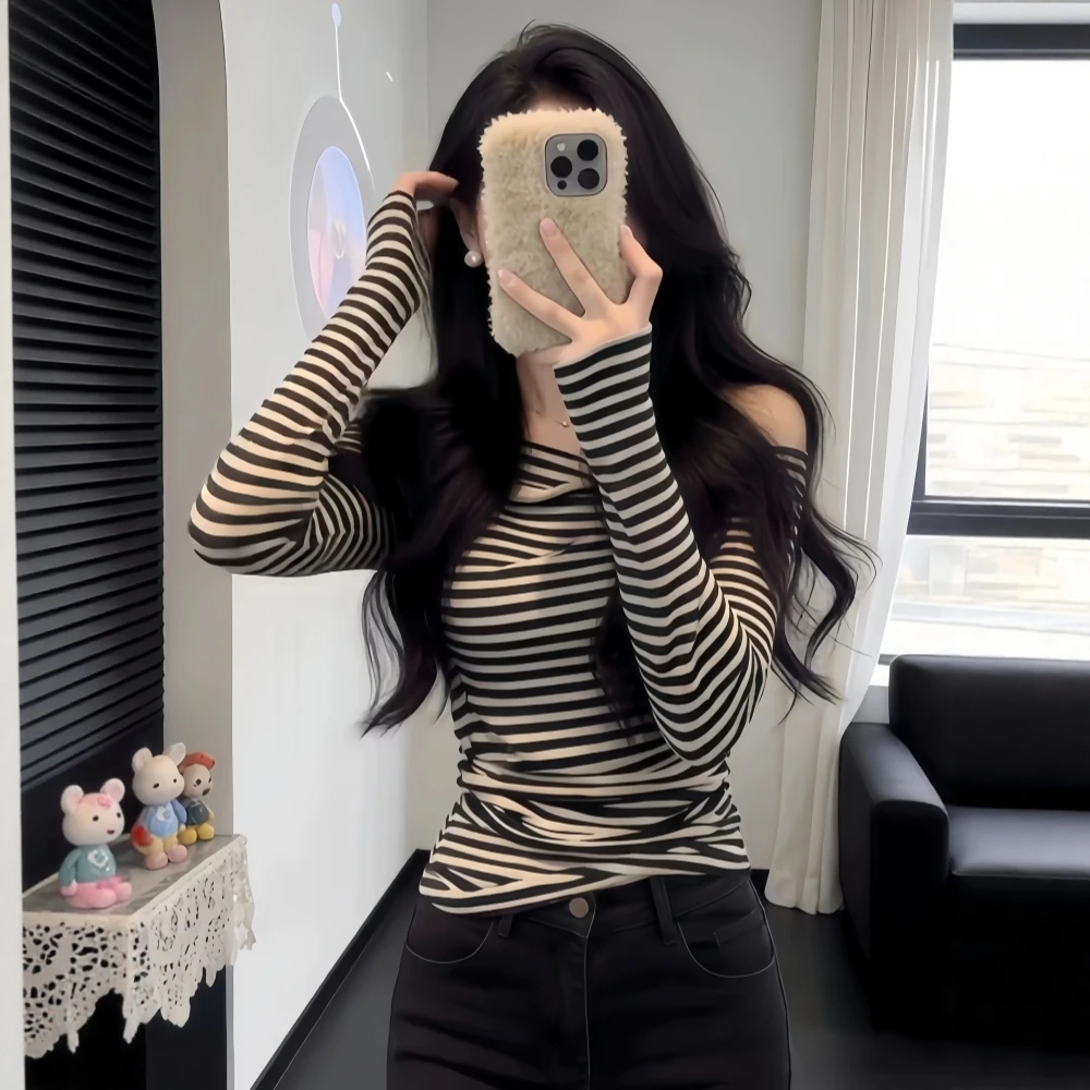 Женская приталенная футболка с длинным рукавом в корейском стиле, с диагональным вырезом на плече, черно-белыми полосками, базовая модель, новинка весенней коллекции, для ношения под одеждой
Женская приталенная футболка с длинным рукавом в корейском стиле, с диагональным вырезом на плече, черно-белыми полосками, базовая модель, новинка весенней коллекции, для ношения под одеждой