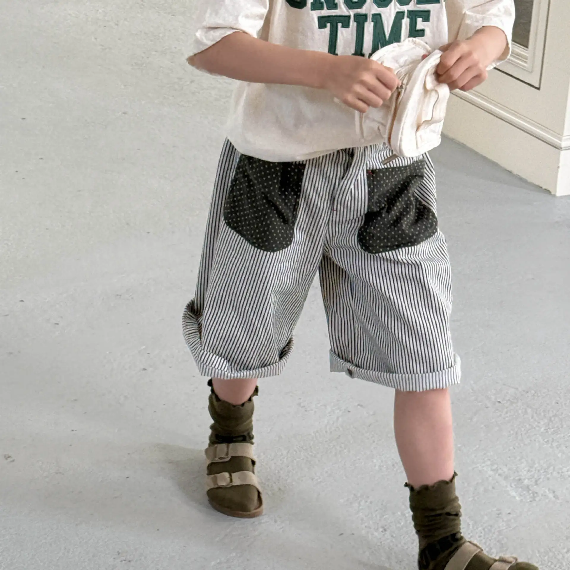 2025 Summer New Children Striped Shorts Boys Girls Loose Middle Pants Fashion Pocket Kids Casual Pants Cotton Baby Clothes
2025 Summer New Children Striped Shorts Boys Girls Loose Middle Pants Fashion Pocket Kids Casual Pants Cotton Baby Clothes
