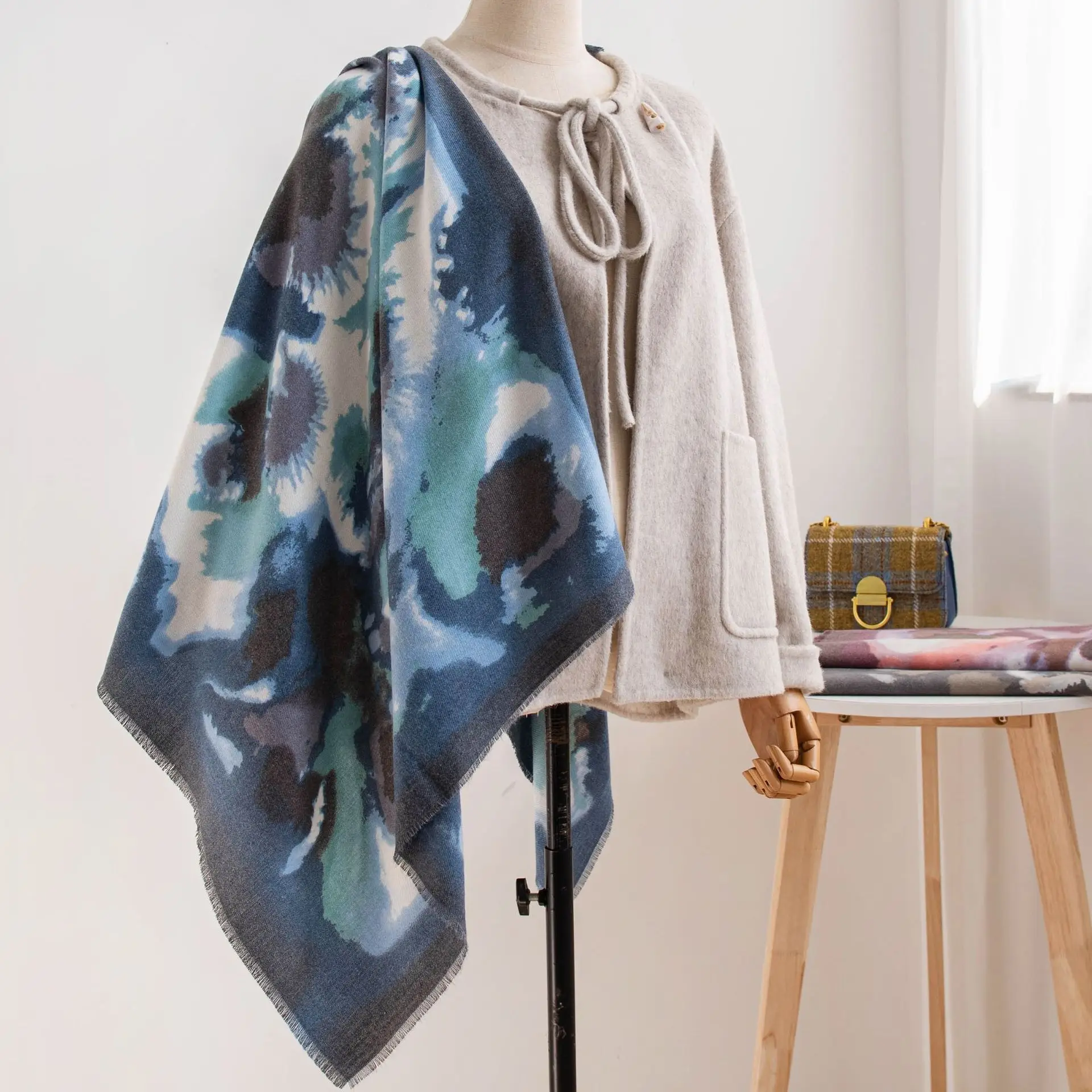 Модный женский шарф с разноцветным принтом, зимний новый предмет, теплая и художественная шаль в стиле ретро с имитацией кашемира
Модный женский шарф с разноцветным принтом, зимний новый предмет, теплая и художественная шаль в стиле ретро с имитацией кашемира