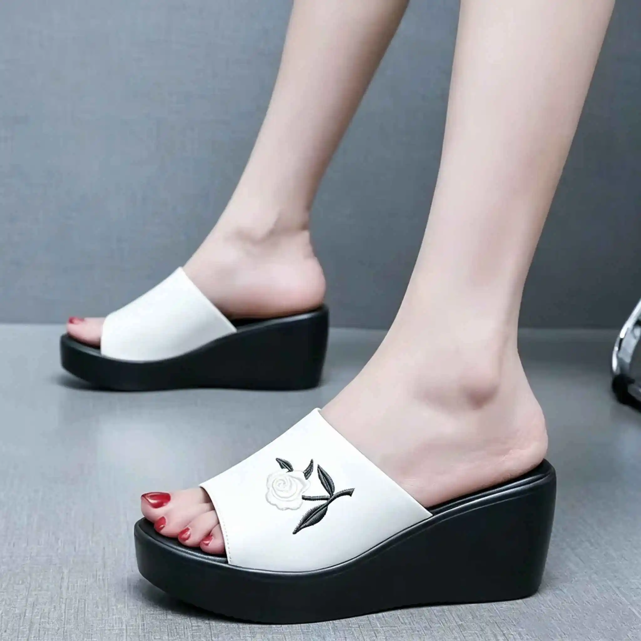 6cm Small Size 32-43 Comfortable Floral Embroider Wedges Slippers 2026 Women's Med Heels Platform Slides for Office Beach Mom
6cm Small Size 32-43 Comfortable Floral Embroider Wedges Slippers 2026 Women's Med Heels Platform Slides for Office Beach Mom