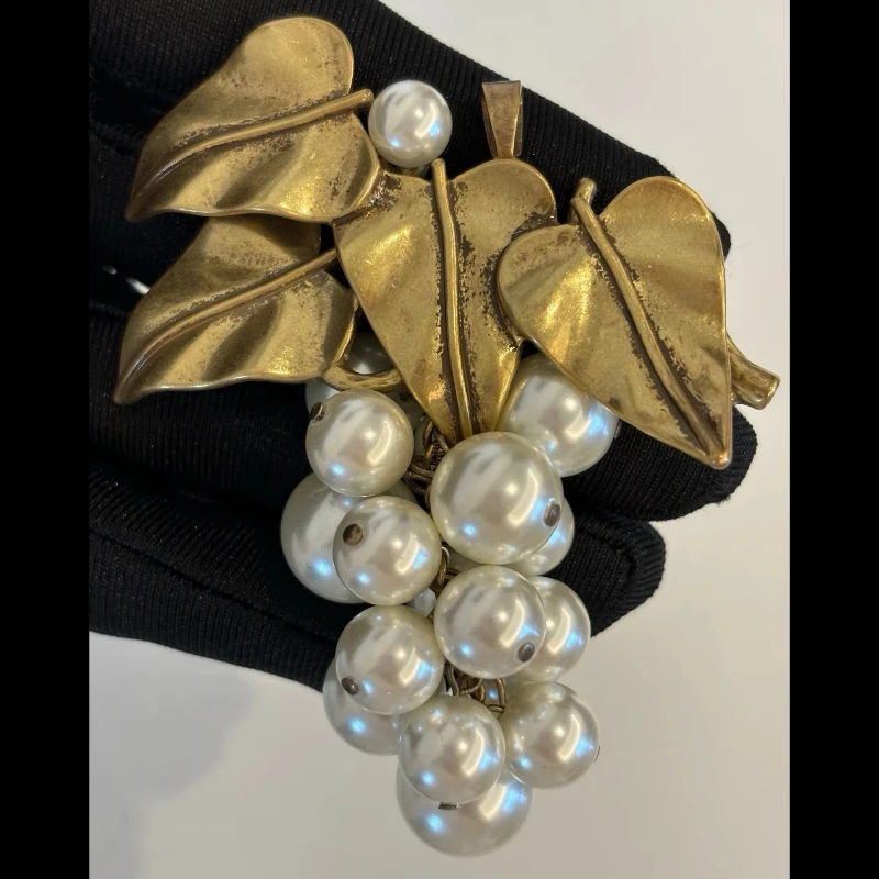 Vintage Jewelry Brass 18K Gold Plated Pearl Grape Luxury Brooch Woman Top Quality Accessories Trend
Vintage Jewelry Brass 18K Gold Plated Pearl Grape Luxury Brooch Woman Top Quality Accessories Trend