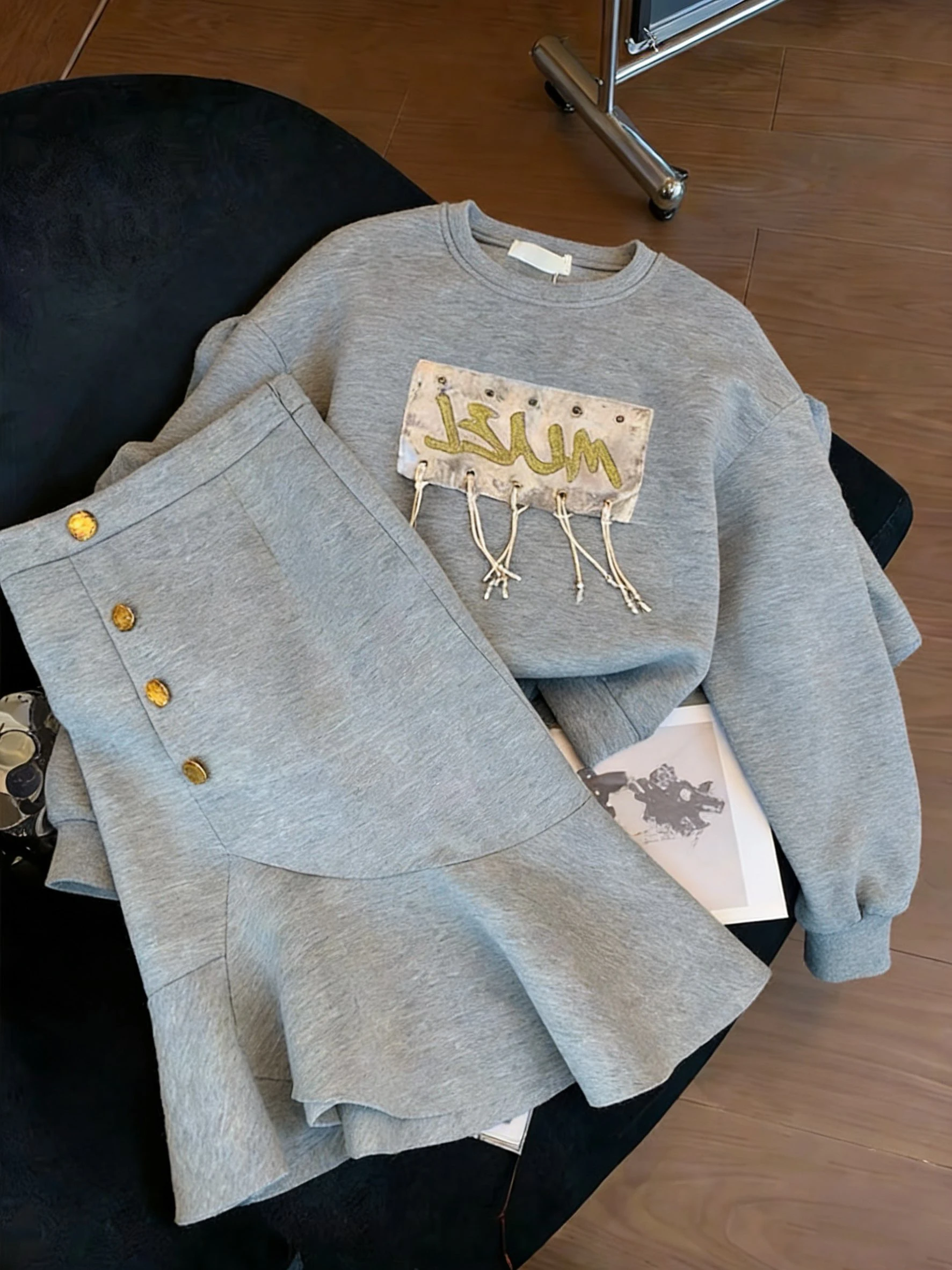 Casual ey Set Korean Laid-ba Sle Women's round Ne Sweatirt Skirt Two-piece Spring Autumn Design Loose Fit Faion
Casual ey Set Korean Laid-ba Sle Women's round Ne Sweatirt Skirt Two-piece Spring Autumn Design Loose Fit Faion