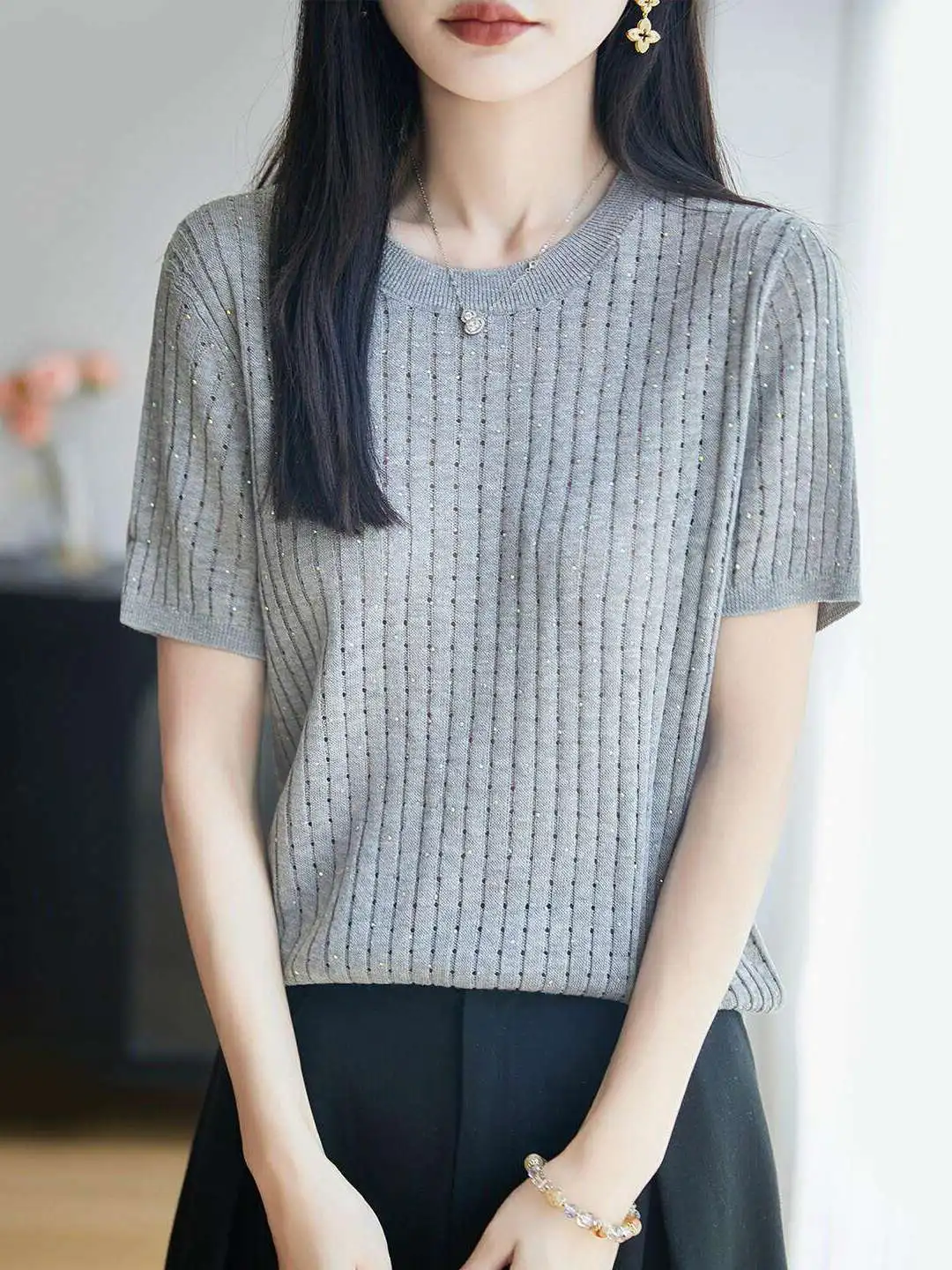2026 Summer New Hollow out Color Knitted Short Sleeve Women's T-Shirt Ice Silk Thin Knitwear Large Size Female Top
2026 Summer New Hollow out Color Knitted Short Sleeve Women's T-Shirt Ice Silk Thin Knitwear Large Size Female Top
