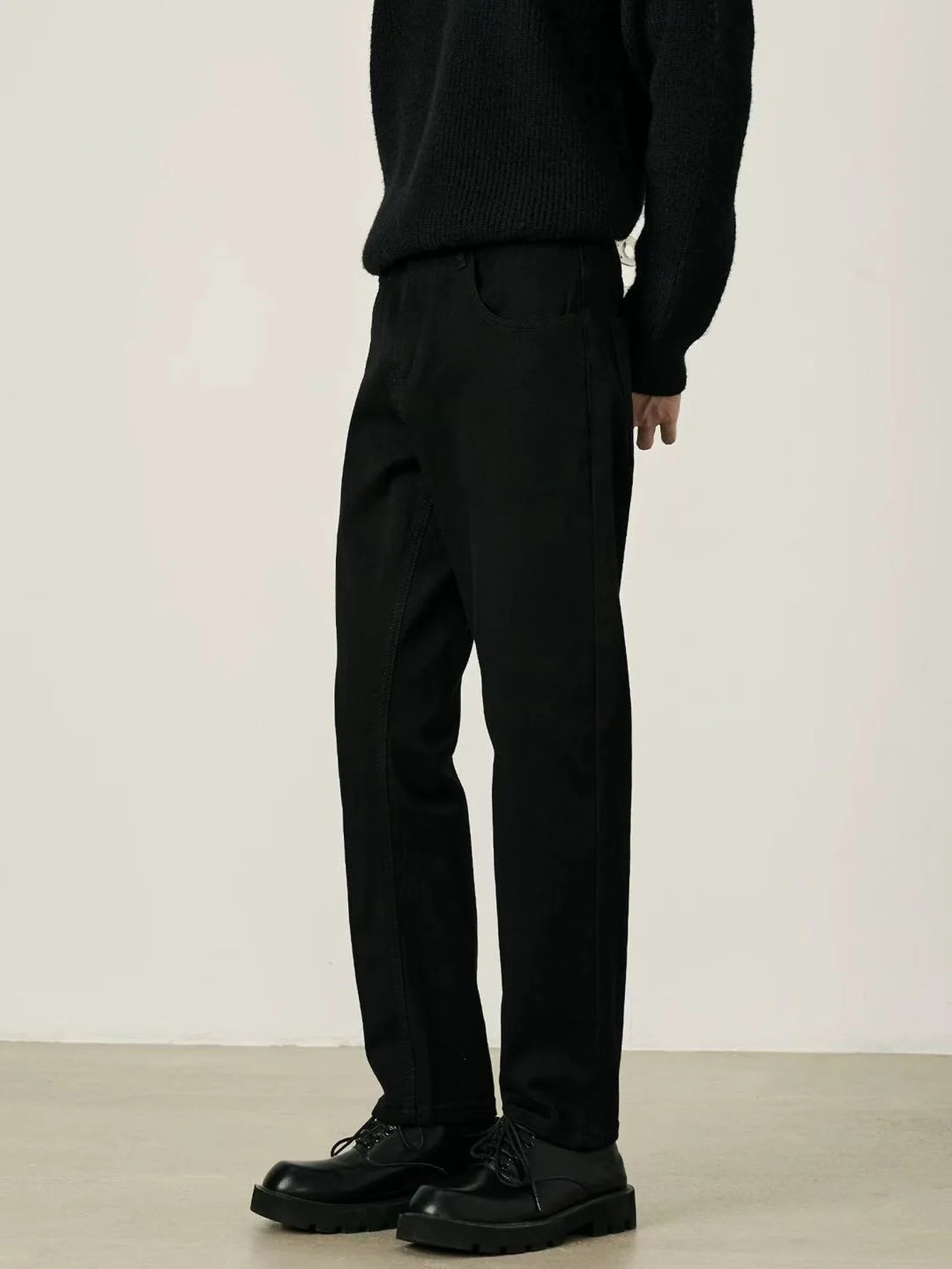 Мужские джинсы в стиле хип-хоп, черные, облегающие, из денима, однотонные, минималистичные, без аксессуаров и ремней.
Мужские джинсы в стиле хип-хоп, черные, облегающие, из денима, однотонные, минималистичные, без аксессуаров и ремней.