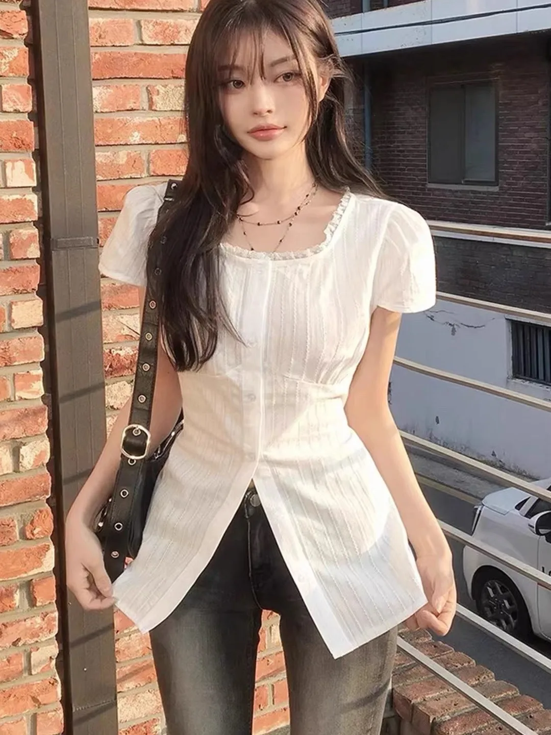 Chic Korean Style Women's Shirt with Lace Trim Padded Bubble Sleeves Slim Fit Waist Cinching Square Collar Short Sleeve Top
Chic Korean Style Women's Shirt with Lace Trim Padded Bubble Sleeves Slim Fit Waist Cinching Square Collar Short Sleeve Top