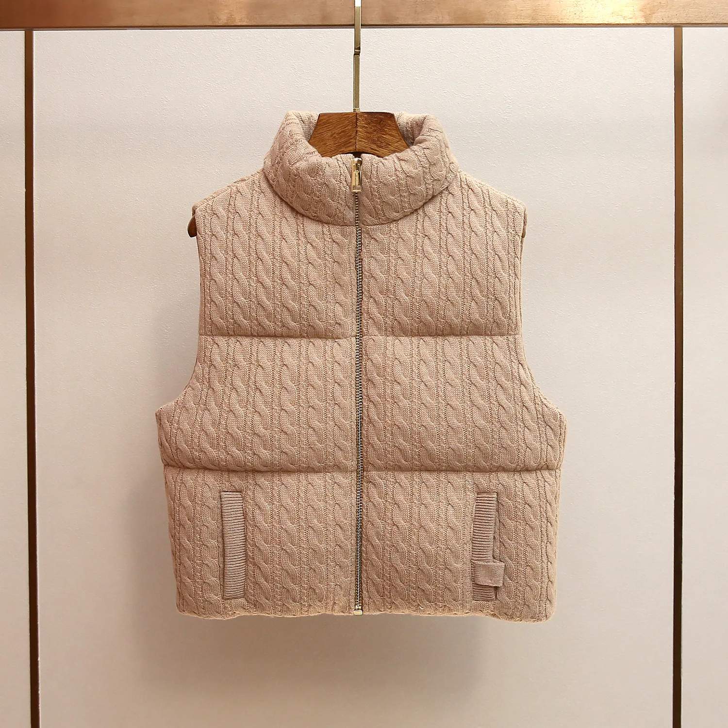 Новая зимняя повседневная универсальная вязаная жилетка MaSandeS с воротником-стойкой на молнии, хлопковая куртка-жилетка
Новая зимняя повседневная универсальная вязаная жилетка MaSandeS с воротником-стойкой на молнии, хлопковая куртка-жилетка