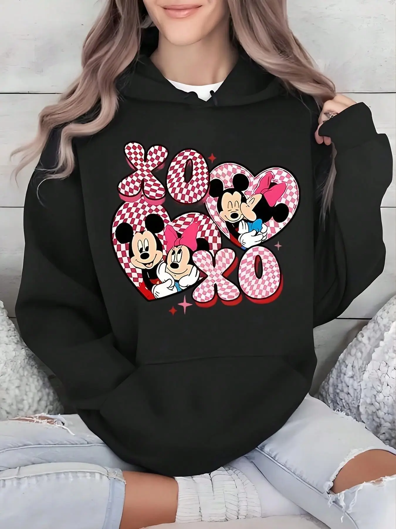 Женская хлопковая флисовая толстовка с капюшоном Disney с изображением Микки и Минни Маус, черного цвета, с принтом персонажей в двух красных сердцах с сетчатым узором на груди
Женская хлопковая флисовая толстовка с капюшоном Disney с изображением Микки и Минни Маус, черного цвета, с принтом персонажей в двух красных сердцах с сетчатым узором на груди