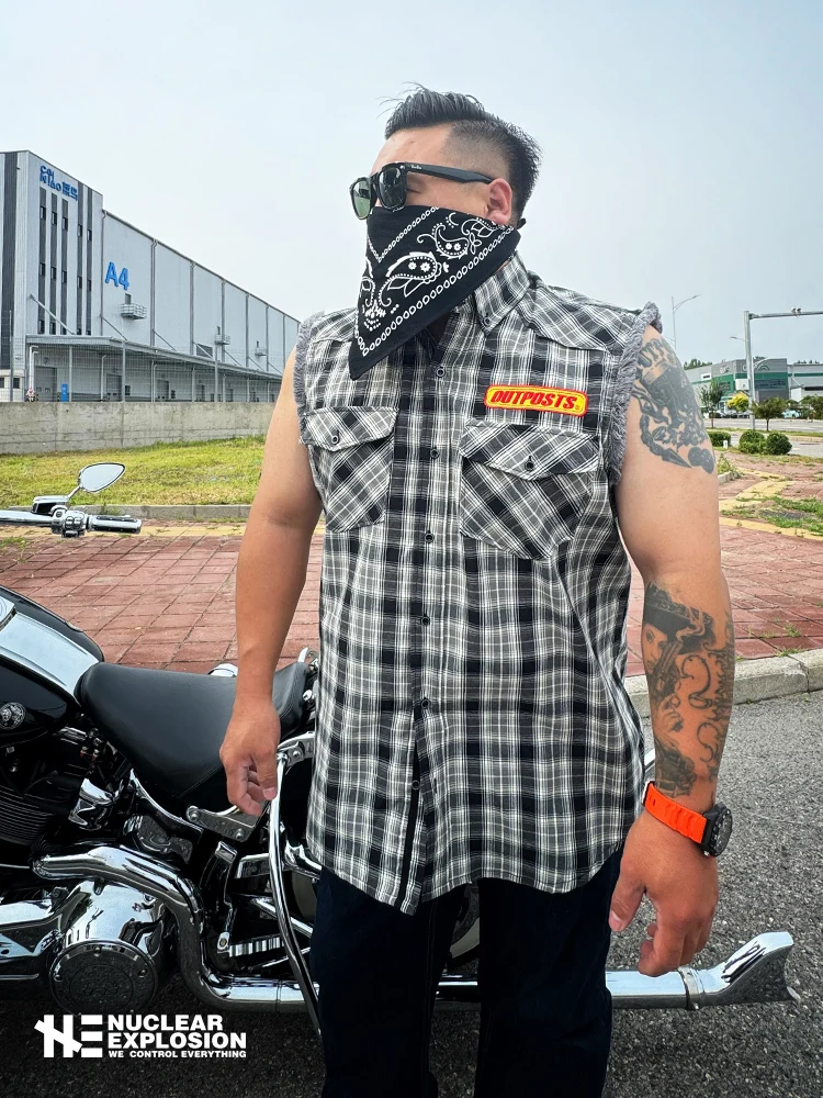Nuclear Explosion Workwear Shirt Loose Fit No Sleeve Plaid Men's Casual Breathable Summer Cotton Long Shirt with Frayed Hem
Nuclear Explosion Workwear Shirt Loose Fit No Sleeve Plaid Men's Casual Breathable Summer Cotton Long Shirt with Frayed Hem