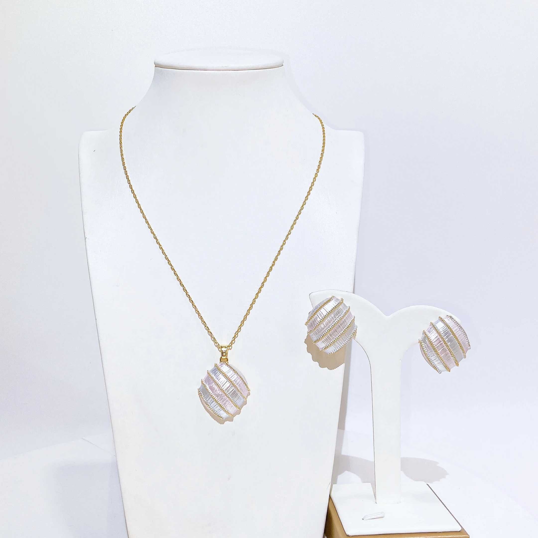 Simple Lightweight Two Piece Jewelry Set Women Dubai Gold Plated Pendant Two Piece Set Women Party Gift
Simple Lightweight Two Piece Jewelry Set Women Dubai Gold Plated Pendant Two Piece Set Women Party Gift