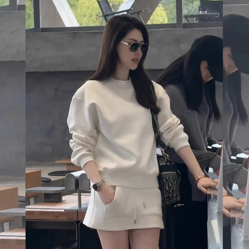 Осень/зима 2022, свободный вязаный свитер с длинными рукавами, повседневные широкие шорты с круглым вырезом, простой дизайн
Осень/зима 2022, свободный вязаный свитер с длинными рукавами, повседневные широкие шорты с круглым вырезом, простой дизайн