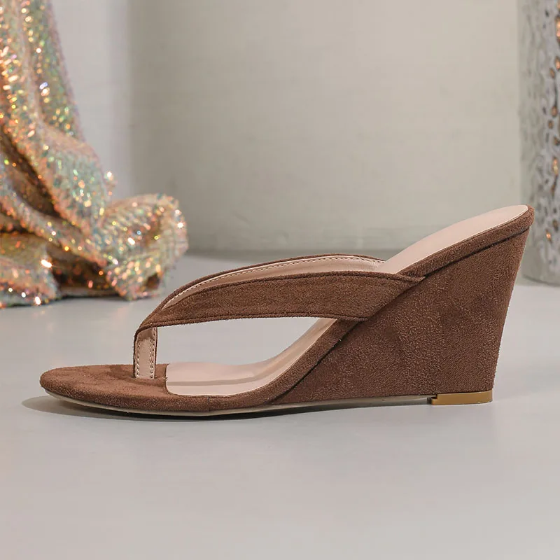 Модные женские летние сандалии на танкетке с круглым носком, новые женские шлепанцы на высоком каблуке, мюли, флип-флопы
Модные женские летние сандалии на танкетке с круглым носком, новые женские шлепанцы на высоком каблуке, мюли, флип-флопы