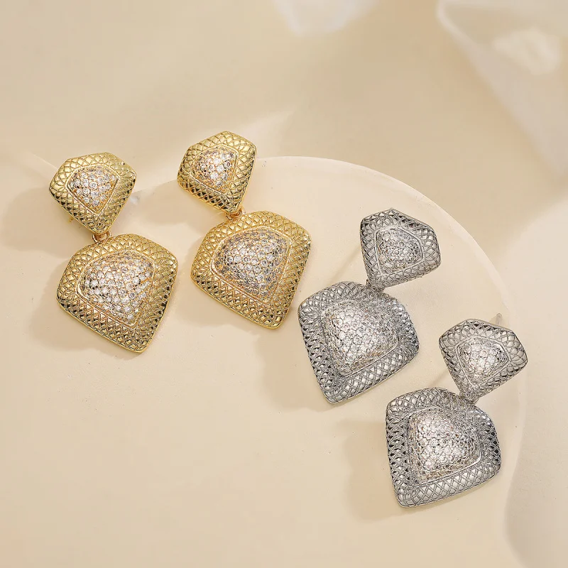 Niche Light Luxury Copper Plated 18K Gold Zircon Irregular Geometric Earrings for Women Fashionable Personality Ear Jewelry New
Niche Light Luxury Copper Plated 18K Gold Zircon Irregular Geometric Earrings for Women Fashionable Personality Ear Jewelry New