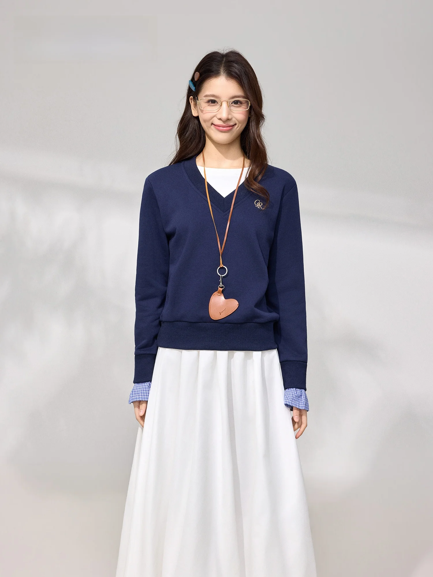 Женский свитер с V-образным вырезом, имитация двухслойности, синий в клетку, с эффектом пэчворк, базовая модель, приталенный крой, длинный рукав, хлопок.
Женский свитер с V-образным вырезом, имитация двухслойности, синий в клетку, с эффектом пэчворк, базовая модель, приталенный крой, длинный рукав, хлопок.