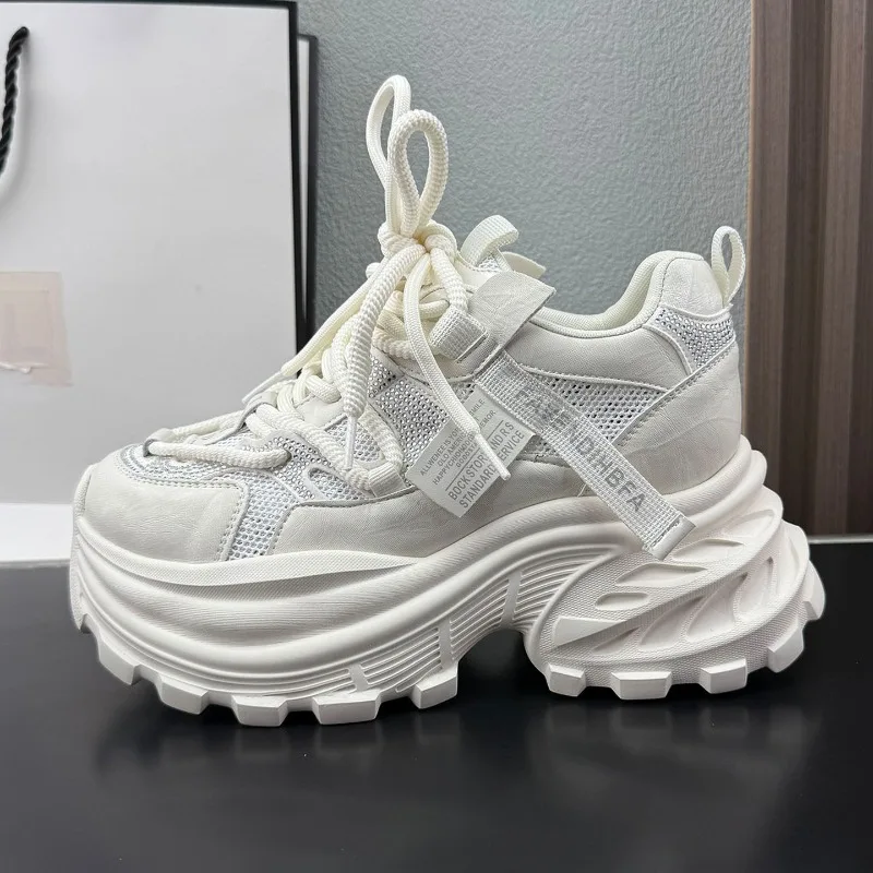 Кожаная повседневная обувь из микрофибры с воздушной сеткой 8 см, новинка 2026, весенние женские массивные кроссовки на высокой платформе, уличная спортивная обувь для папы, женская обувь
Кожаная повседневная обувь из микрофибры с воздушной сеткой 8 см, новинка 2026, весенние женские массивные кроссовки на высокой платформе, уличная спортивная обувь для папы, женская обувь