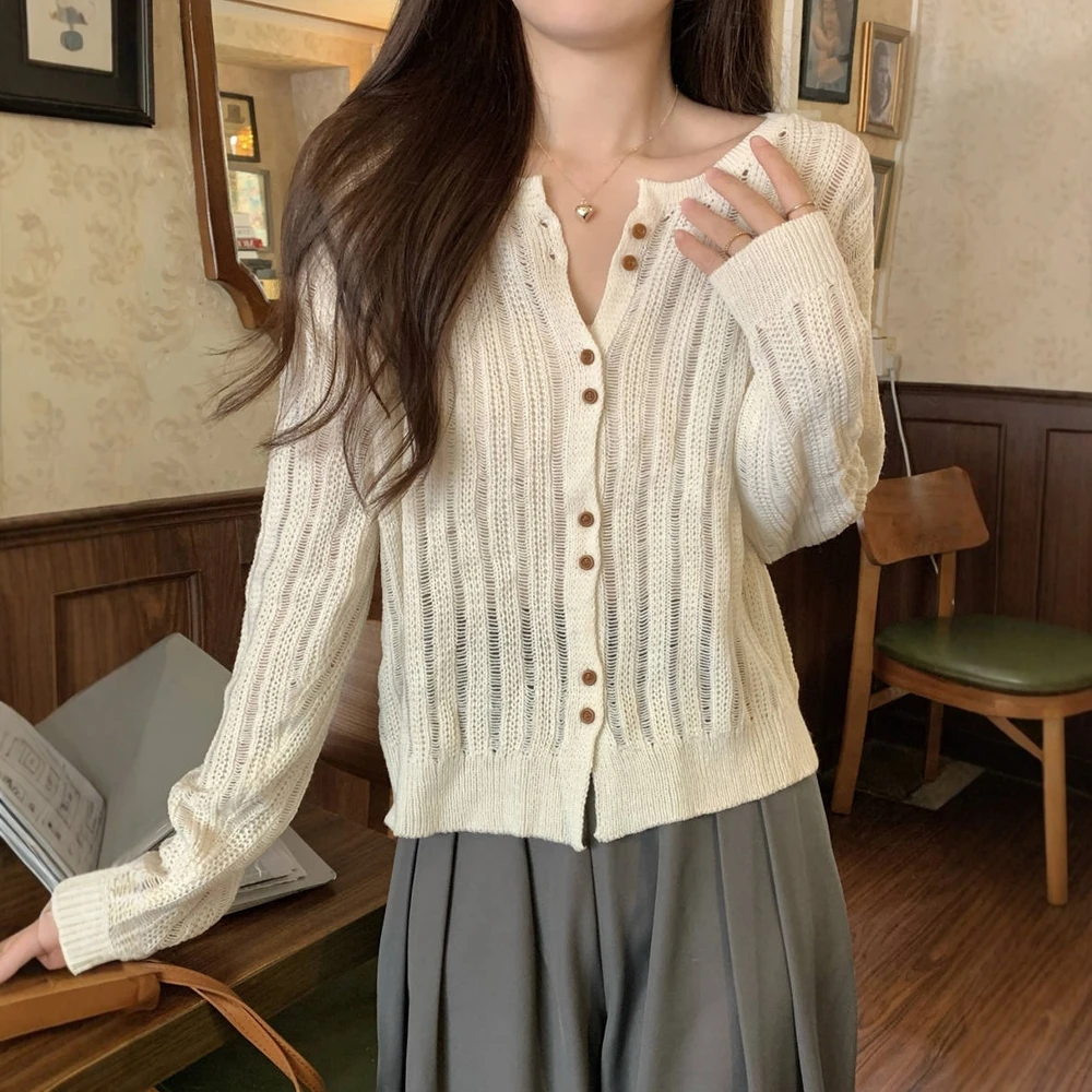 Женский кардиган с длинным рукавом, однотонный дизайн с вырезами, однобортный, на пуговицах спереди, с круглым вырезом, повседневная мода, осень, молодежный
Женский кардиган с длинным рукавом, однотонный дизайн с вырезами, однобортный, на пуговицах спереди, с круглым вырезом, повседневная мода, осень, молодежный