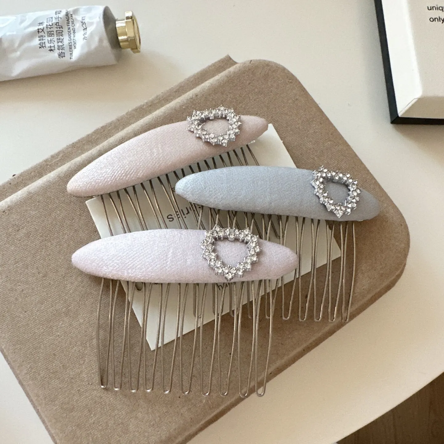 Premium Gold Thread Fabric Hair Comb with Rhinestone Heart Reverse Insert for Side Bangs Volume Boost Non Slip
Premium Gold Thread Fabric Hair Comb with Rhinestone Heart Reverse Insert for Side Bangs Volume Boost Non Slip