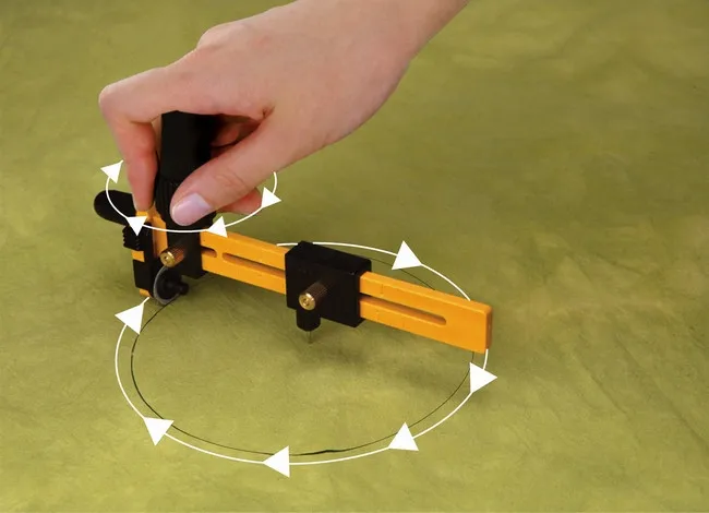 Роторный круговой резак CMP-3 для резки кругов ткани (4–22 см)
Роторный круговой резак CMP-3 для резки кругов ткани (4–22 см)