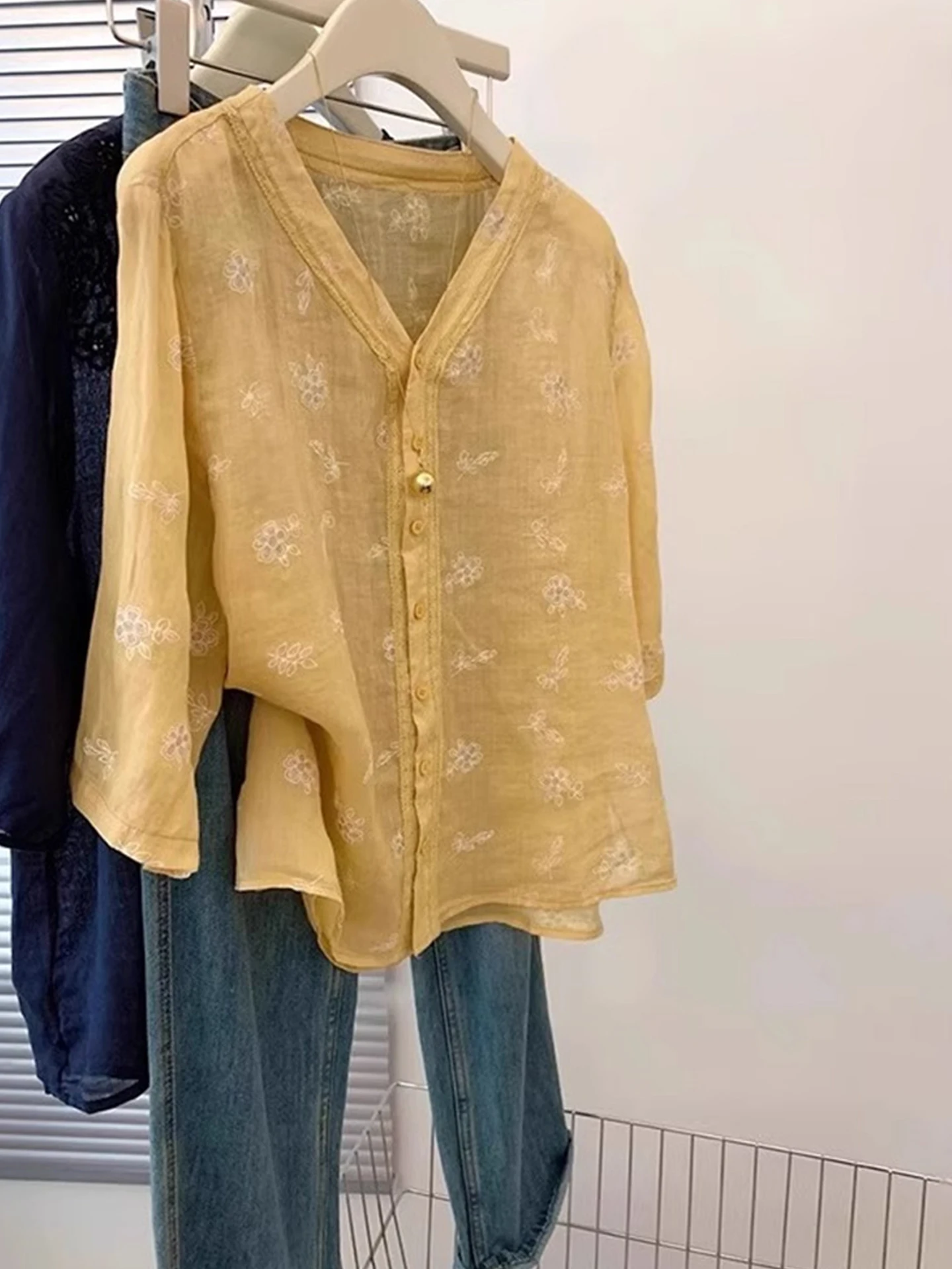 Casual Breathable Women's Shirt Seven-Quarter Sleeve V-Neck Single Button Design Slimming Effect Korean Style Commute Fashion
Casual Breathable Women's Shirt Seven-Quarter Sleeve V-Neck Single Button Design Slimming Effect Korean Style Commute Fashion