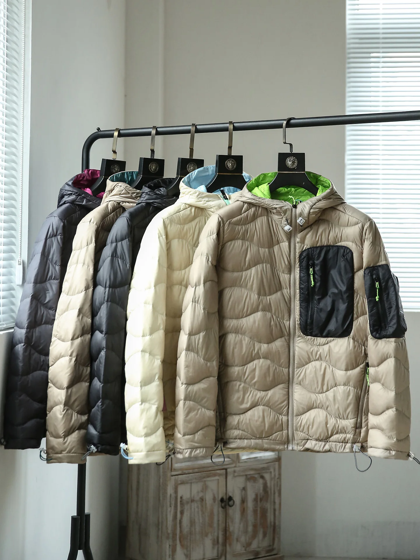 Зимняя мужская легкая теплая стеганая куртка на молнии с капюшоном, модное пуховое пальто из нейлоновой ткани с волнообразной строчкой
Зимняя мужская легкая теплая стеганая куртка на молнии с капюшоном, модное пуховое пальто из нейлоновой ткани с волнообразной строчкой