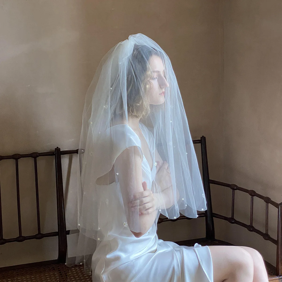 Mh06 European and American Style Elegant Wavy Edge Bridal Veil, White Half-Pearl Floral Wedding Dress Accessories Wholesale
Mh06 European and American Style Elegant Wavy Edge Bridal Veil, White Half-Pearl Floral Wedding Dress Accessories Wholesale